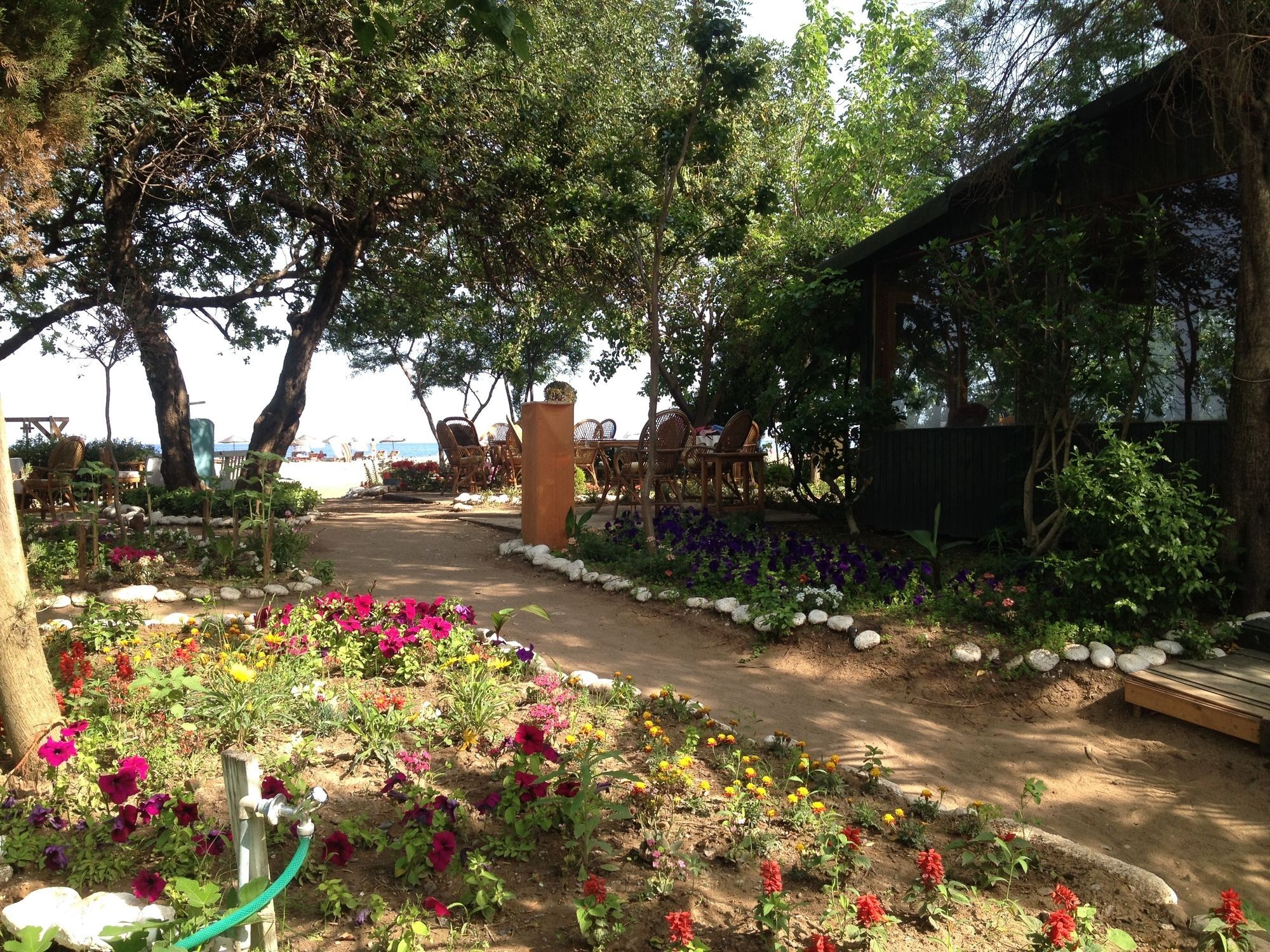 Bellerofon Beach Otel Чирали Екстериор снимка